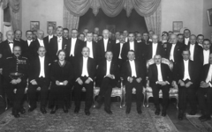 Pirmajā rindā no kreisās sēž: Kārlis Goppers (1876-1941) - Latvijas armijas ģenerālis, Lāčplēša Kara ordeņa kavalieris; trešā pēc kārtas - rakstniece Emīlija Prūsa (1878-1950).