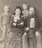 Rumpju ģimene ap 1885. gadu: no labās Indriķis ar jaunāko dēlu Teodoru, Pēteris,  sieva Made, Jūlijs.