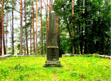 Indriķa Rumpes piemineklis dzimtas kapos pie Līkumu muižas Daugavas malā pretī Pļaviņām