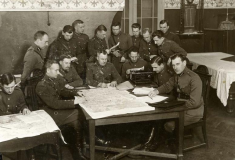 Latgales divīzijas komandieris ģenerālis Krišjānis Berķis vada virsnieku mācības. Ap 1931. gadu. Fotogrāfs nezināms. Avots: Latvijas Kara muzejs.