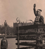 Latvijas armijas komandieris ģenerālis Krišjānis Berķis uzstājas ar runu svinīgā pasākumā Esplanādē, Rīgā. 1930. gadu 2. puse. Fotogrāfs nezināms. Avots: Latvijas Kara muzejs.