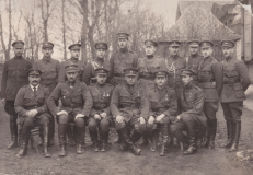 Latgales divīzijas štāba virsnieki ar Latvijas armijas virspavēlnieku ģenerāli Jāni Balodi. 1920. gada sākums. 1. rindā 3. no kreisās – pulkvedis Krišjānis Berķis